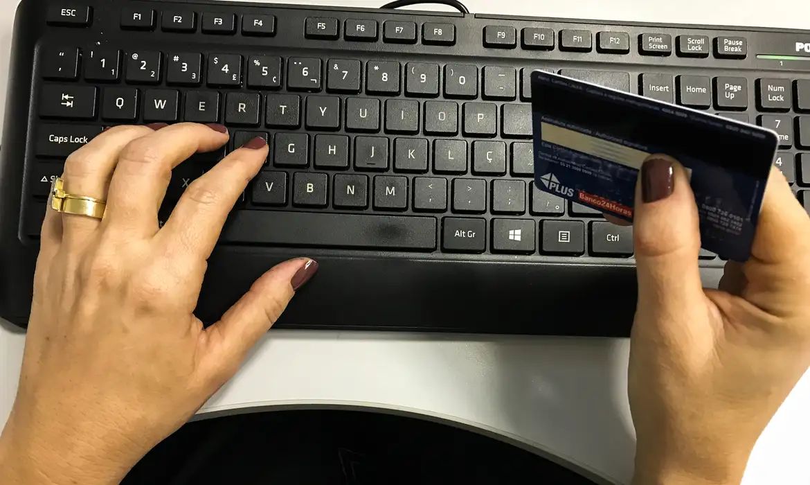 Receita Federal irá monitorar dados de cartão de   crédito e Pix