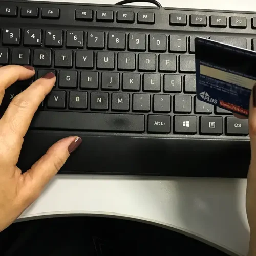 Receita Federal irá monitorar dados de cartão de   crédito e Pix